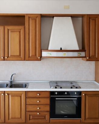 Cucina completa con forno e piano cottura
