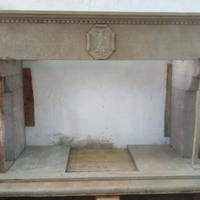 camino pietra di grandi dimensioni