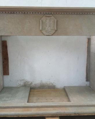 camino pietra di grandi dimensioni