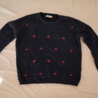 Maglione blu con ciliegie.