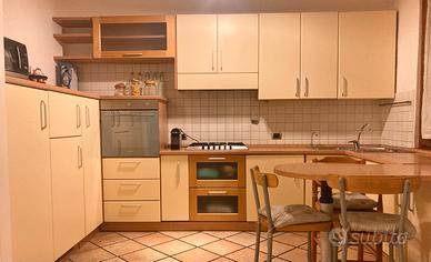 LUBE cucina grande su 3 lati.