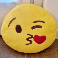 Cuscino Emoji Bacio Cuore Peluche Morbido