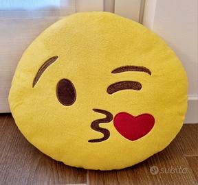 Cuscino Emoji Bacio Cuore Peluche Morbido