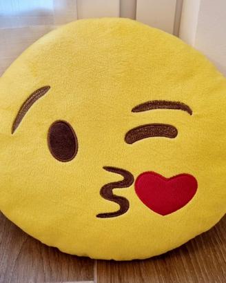 Cuscino Emoji Bacio Cuore Peluche Morbido