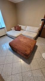 Divano a coste con pouf e due cuscini
