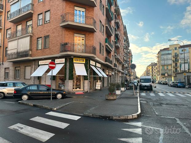 Macelleria piazza Rebaudengo angolare 5 vetrine