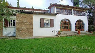 Villa di 350 m² con 5 locali e box auto doppio a C