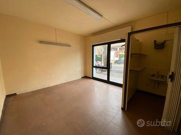Piccolo locale uso negozio/ufficio /magazzino