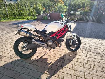 Ducati Monster 696