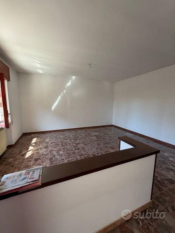 Villa di 220 m² con più di 5 locali a Frosinone - Altro
