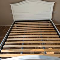 Letto in legno massello con rete a doghe in legno