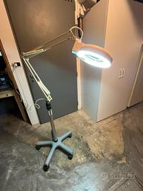 Lampada con ingrandimento