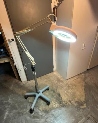 Lampada con ingrandimento