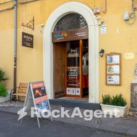 VIA CROCIFERI - LOCALE COMMERCIALE IN PALAZZO STOR