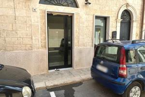 LOCALE COMMERCIALE TRA PIAZZA ROMA E PIAZZA DE