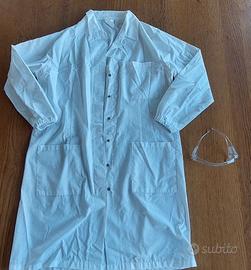 Camice da laboratorio con occhiali di sicurezza