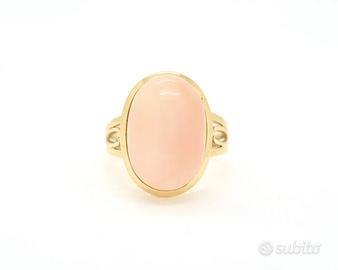Anello in oro giallo con corallo rosa
