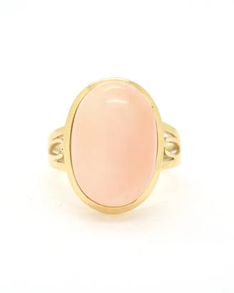 Anello in oro giallo con corallo rosa