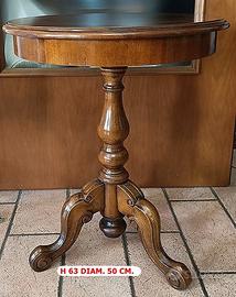 Tavolino rotondo con tre piedi