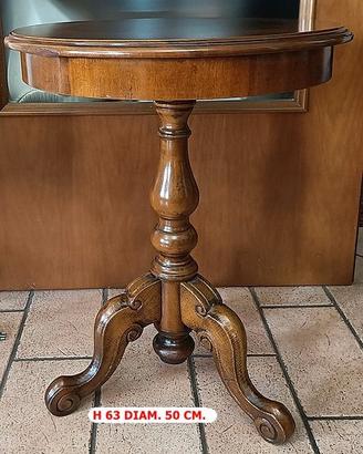 Tavolino rotondo con tre piedi