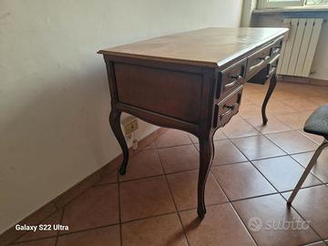 Scrivania Classica In Legno Con 5 Cassetti