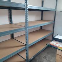 Scaffali metallo e ripiani legno pressato.
