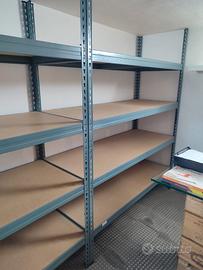 Scaffali metallo e ripiani legno pressato.