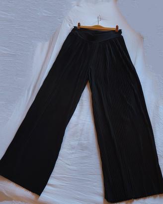 Pantalone nero modello palazzo plissettato