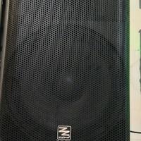un mixer e due casse una cassa e marca ZIPP e alto