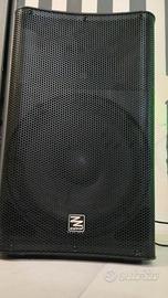 un mixer e due casse una cassa e marca ZIPP e alto