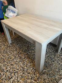 Tavolo  allungabile come nuovo piu quattro sedie