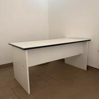 Scrivania bianca