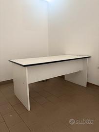 Scrivania bianca