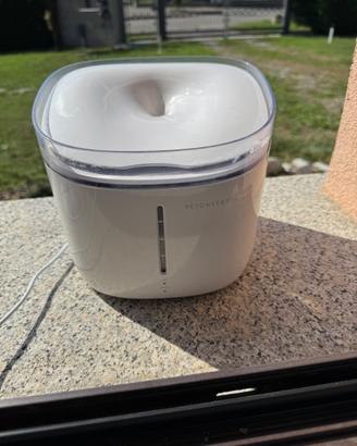 Smart water fountain con disinfezione UV