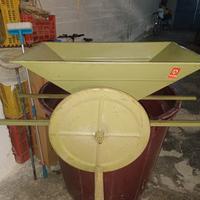 Macina uva, damigiane, tini