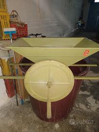 Macina uva, damigiane, tini