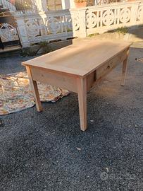 tavolo in larice con cassetto. 