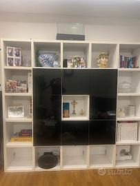 Parete attrezzata imponente e di buona fattura