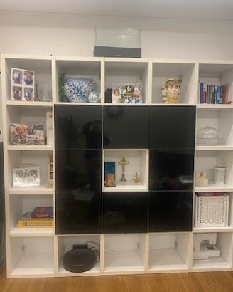 Parete attrezzata imponente e di buona fattura