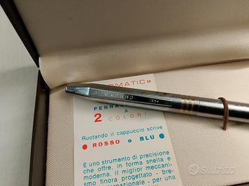 Due confezioni complete di penne e matite 