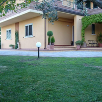 Casa singola su 2 livelli in una verde campagna