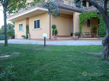 Casa singola su 2 livelli in una verde campagna