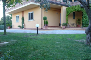 Casa singola su 2 livelli in una verde campagna