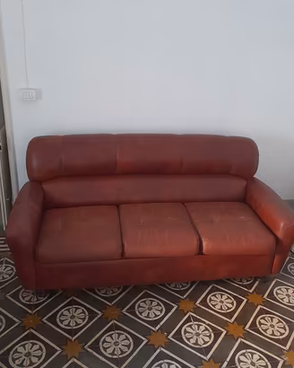 Salotto con divano letto e due poltrone 