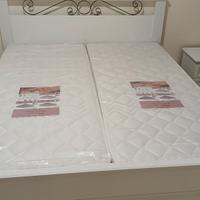 camera da letto con reti e materassi