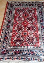 Vecchio tappeto persiano annodato a mano 