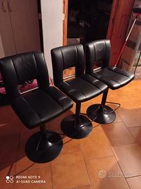 Sgabelli neri in ecopelle