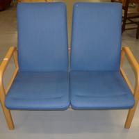 Divani lineari in legno con rivestimento ecopelle