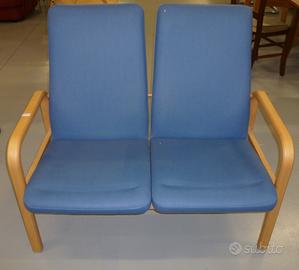 Divani lineari in legno con rivestimento ecopelle