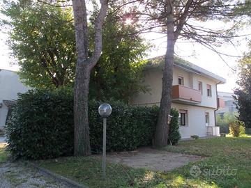 Capannone con adiacenti 2 appartamenti